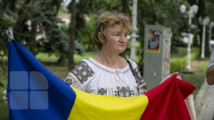 (FOTO) Protest la Aeroport, unde a aterizat avionul lui Dmitri Kozak. Manifestanţii au scandat ARMATA RUSĂ, AFARĂ!