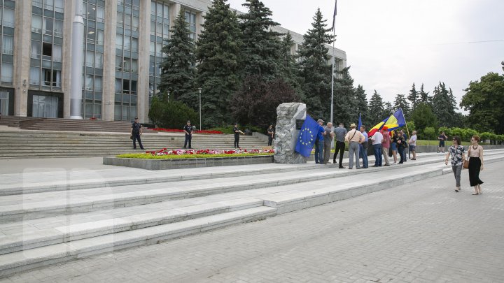 (FOTO) Protest la Aeroport, unde a aterizat avionul lui Dmitri Kozak. Manifestanţii au scandat ARMATA RUSĂ, AFARĂ!