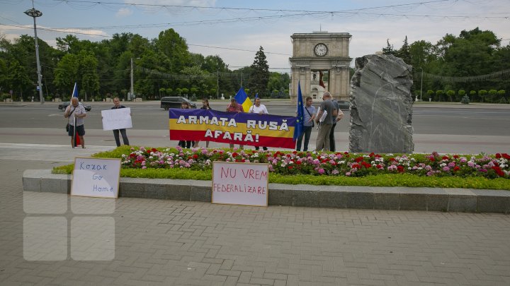 (FOTO) Protest la Aeroport, unde a aterizat avionul lui Dmitri Kozak. Manifestanţii au scandat ARMATA RUSĂ, AFARĂ!