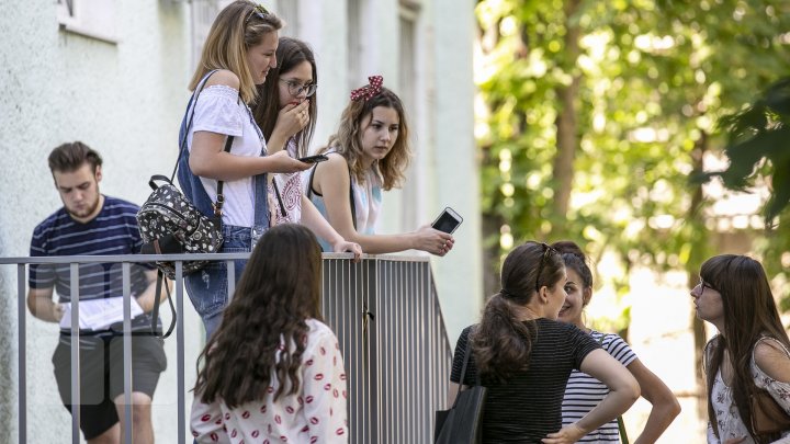 Unii au plâns de fericire, alţii au depus contestaţii: Mii de elevi şi-au aflat notele la BAC (FOTOREPORT)