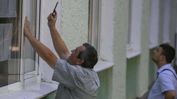 Unii au plâns de fericire, alţii au depus contestaţii: Mii de elevi şi-au aflat notele la BAC (FOTOREPORT)