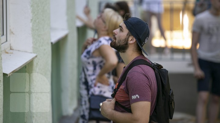 Unii au plâns de fericire, alţii au depus contestaţii: Mii de elevi şi-au aflat notele la BAC (FOTOREPORT)