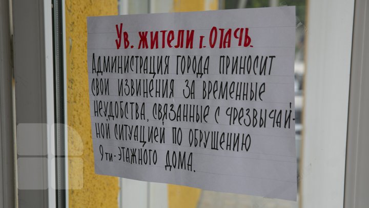 După o săptămână de la prăbușirea unei scări a blocului din Otaci, sinistrații au putut intra pentru prima dată în locuințele lor (FOTOREPORT)