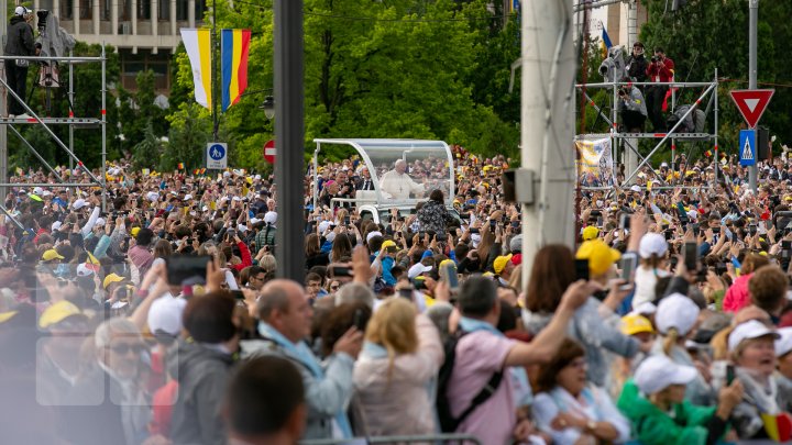 Papa a ajuns la Iaşi. Aproape 150 de mii de persoane l-au întâmpinat pe Suveranul Pontif (FOTOREPORT)