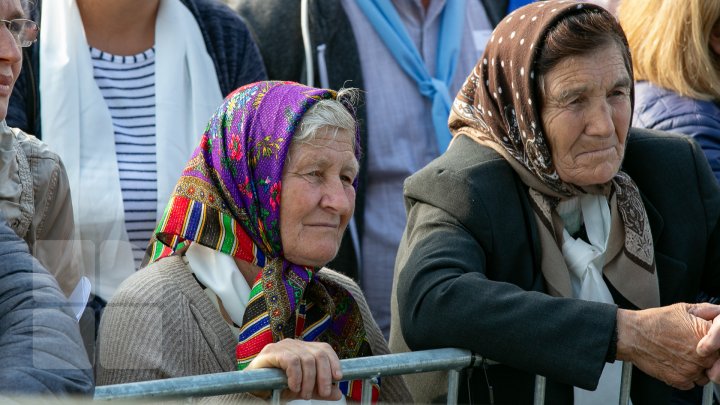 Papa a ajuns la Iaşi. Aproape 150 de mii de persoane l-au întâmpinat pe Suveranul Pontif (FOTOREPORT)