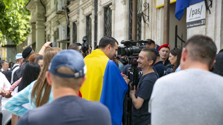 "Jos trădătorii". Unioniştii şi combatanţii veniţi să protesteze la sediul PAS, DEZAMĂGIŢI că Maia Sandu i-a ignorat