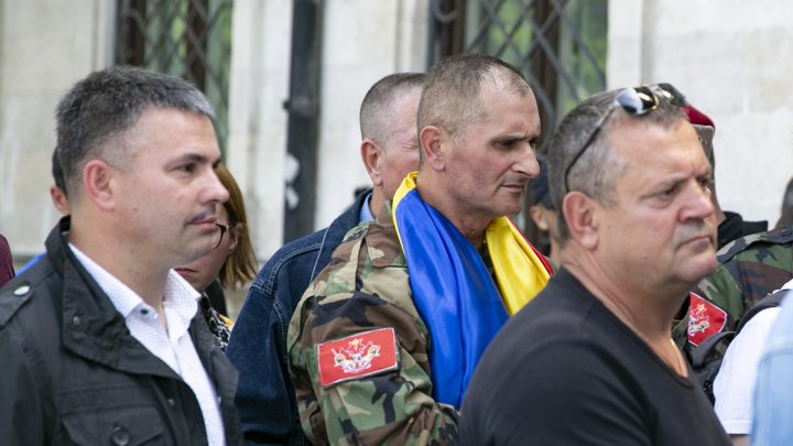 MOBILIZARE la sediul PAS. Unioniştii s-au adunat pentru a protesta faţă de decizia partidului condus de Maia Sandu (FOTO) 