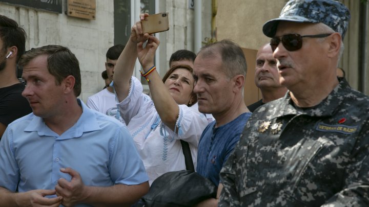 MOBILIZARE la sediul PAS. Unioniştii s-au adunat pentru a protesta faţă de decizia partidului condus de Maia Sandu (FOTO) 