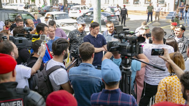 "Jos trădătorii". Unioniştii şi combatanţii veniţi să protesteze la sediul PAS, DEZAMĂGIŢI că Maia Sandu i-a ignorat