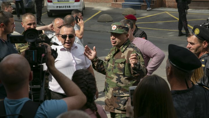 MOBILIZARE la sediul PAS. Unioniştii s-au adunat pentru a protesta faţă de decizia partidului condus de Maia Sandu (FOTO) 