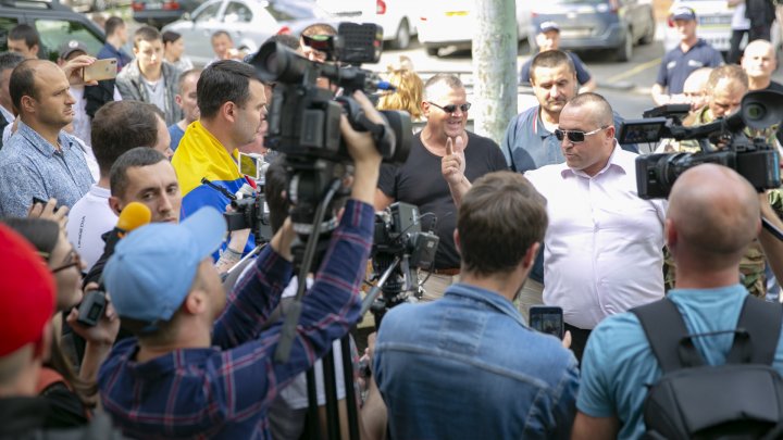 MOBILIZARE la sediul PAS. Unioniştii s-au adunat pentru a protesta faţă de decizia partidului condus de Maia Sandu (FOTO) 