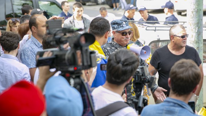 MOBILIZARE la sediul PAS. Unioniştii s-au adunat pentru a protesta faţă de decizia partidului condus de Maia Sandu (FOTO) 