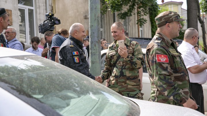 MOBILIZARE la sediul PAS. Unioniştii s-au adunat pentru a protesta faţă de decizia partidului condus de Maia Sandu (FOTO) 