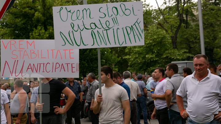 Miting la Parlament: 10.000 de oameni cer stabilitate politică, NU anticipate (FOTO)