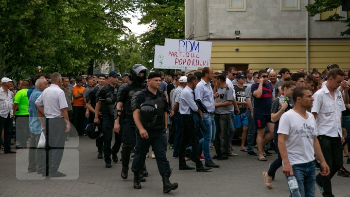 Miting la Parlament: 10.000 de oameni cer stabilitate politică, NU anticipate (FOTO)