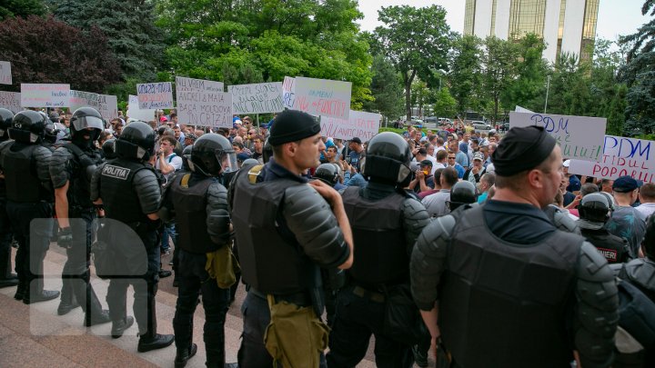 Miting la Parlament: 10.000 de oameni cer stabilitate politică, NU anticipate (FOTO)