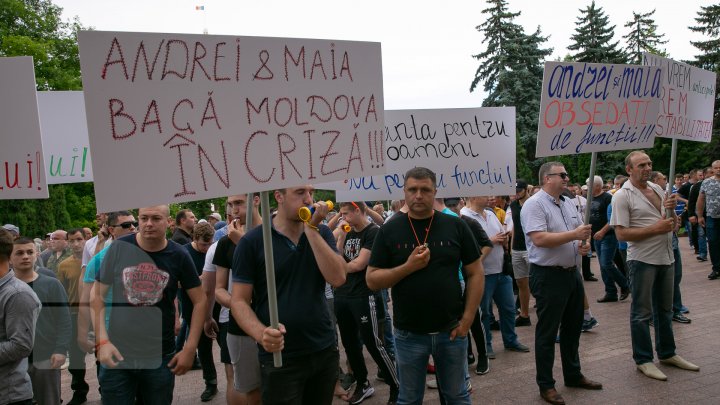 Miting la Parlament: 10.000 de oameni cer stabilitate politică, NU anticipate (FOTO)