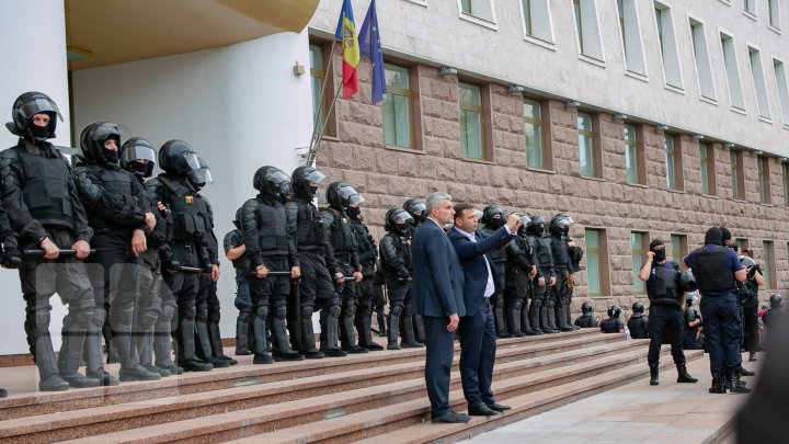 Miting la Parlament: 10.000 de oameni cer stabilitate politică, NU anticipate (FOTO)