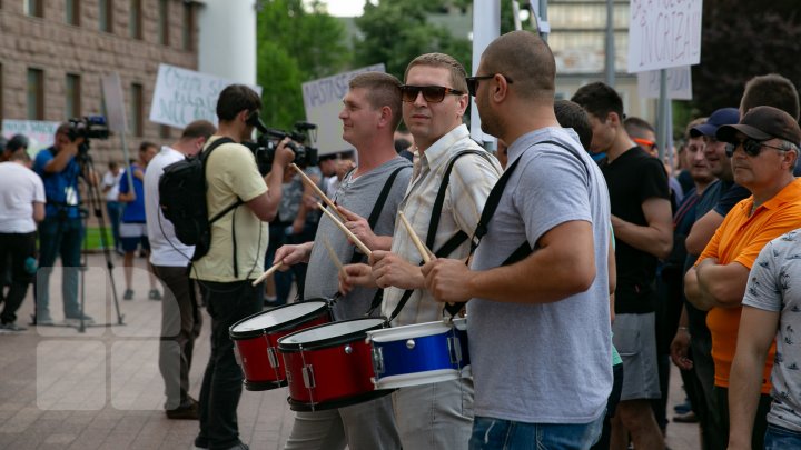 Miting la Parlament: 10.000 de oameni cer stabilitate politică, NU anticipate (FOTO)