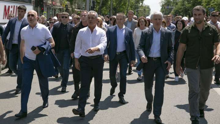 Miting în PMAN. Vlad Plahotniuc împreună cu susținătorii PDM AU IEȘIT SĂ APERE ordinea constituțională a țării (FOTO / LIVETEXT)