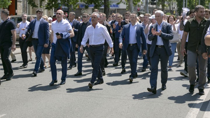 Miting în PMAN. Vlad Plahotniuc împreună cu susținătorii PDM AU IEȘIT SĂ APERE ordinea constituțională a țării (FOTO / LIVETEXT)