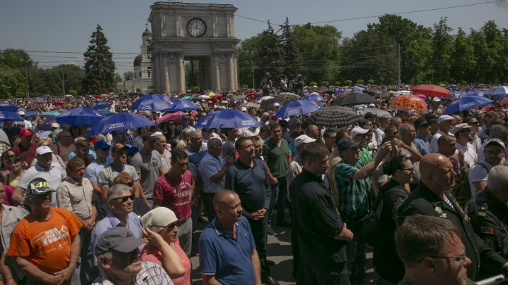 Oamenii veniţi la mitingul din PMAN au criticat dur intenţia lui Igor Dodon de a federaliza Moldova şi i-au cerut să-şi dea demisia