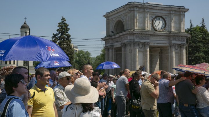 Oamenii veniţi la mitingul din PMAN au criticat dur intenţia lui Igor Dodon de a federaliza Moldova şi i-au cerut să-şi dea demisia