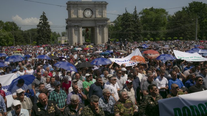 Miting în PMAN. Vlad Plahotniuc împreună cu susținătorii PDM AU IEȘIT SĂ APERE ordinea constituțională a țării (FOTO / LIVETEXT)