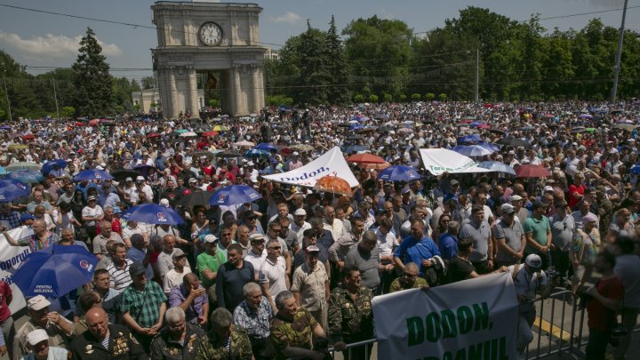 Miting în PMAN. Vlad Plahotniuc împreună cu susținătorii PDM AU IEȘIT SĂ APERE ordinea constituțională a țării (FOTO / LIVETEXT)