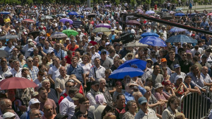 Miting în PMAN. Vlad Plahotniuc împreună cu susținătorii PDM AU IEȘIT SĂ APERE ordinea constituțională a țării (FOTO / LIVETEXT)