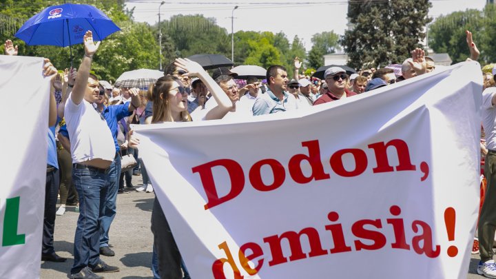 Oamenii veniţi la mitingul din PMAN au criticat dur intenţia lui Igor Dodon de a federaliza Moldova şi i-au cerut să-şi dea demisia