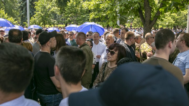 Miting în PMAN. Vlad Plahotniuc împreună cu susținătorii PDM AU IEȘIT SĂ APERE ordinea constituțională a țării (FOTO / LIVETEXT)