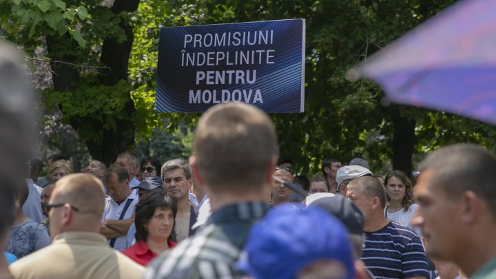 Miting în PMAN. Vlad Plahotniuc împreună cu susținătorii PDM AU IEȘIT SĂ APERE ordinea constituțională a țării (FOTO / LIVETEXT)