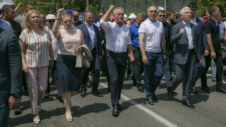 Miting în PMAN. Vlad Plahotniuc împreună cu susținătorii PDM AU IEȘIT SĂ APERE ordinea constituțională a țării (FOTO / LIVETEXT)