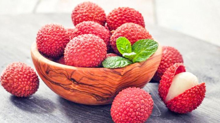 Cel puțin 53 de copii au murit după ce au mâncat fructe de litchi. În ce condiţii devin toxice şi NU trebuie mâncate