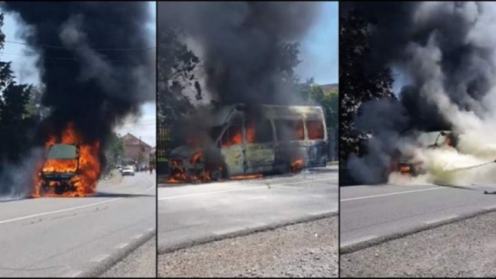 Un microbuz a luat foc: Șoferul şi pasagerii s-au salvat în ultimul moment (VIDEO)