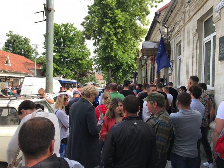 MOBILIZARE la sediul PAS. Unioniştii s-au adunat pentru a protesta faţă de decizia partidului condus de Maia Sandu (FOTO) 