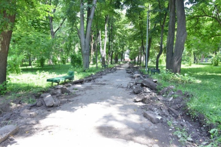 Se vor instala felinare, va fi construit un teren de fotbal şi unul de fitness. Lucrările de renovare a Parcului Alunelu, în toi (FOTO)