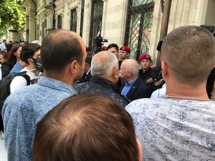 MOBILIZARE la sediul PAS. Unioniştii s-au adunat pentru a protesta faţă de decizia partidului condus de Maia Sandu (FOTO) 