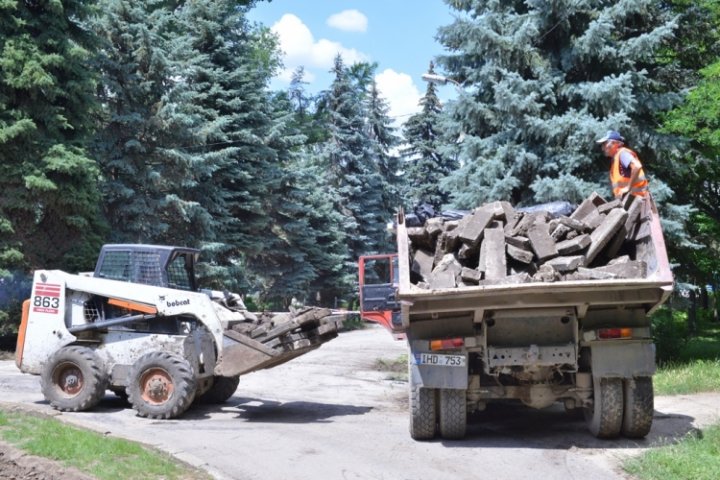 Se vor instala felinare, va fi construit un teren de fotbal şi unul de fitness. Lucrările de renovare a Parcului Alunelu, în toi (FOTO)