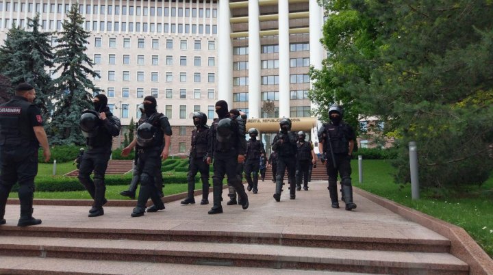 Miting la Parlament: 10.000 de oameni cer stabilitate politică, NU anticipate (FOTO)