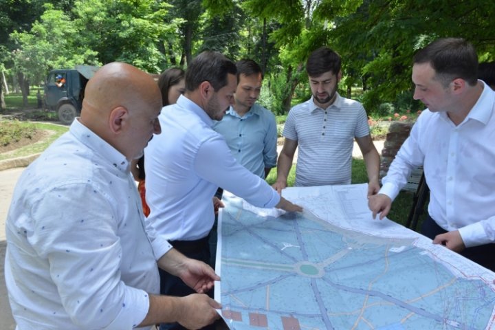 Se vor instala felinare, va fi construit un teren de fotbal şi unul de fitness. Lucrările de renovare a Parcului Alunelu, în toi (FOTO)