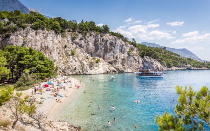 Vrei să pleci în vacanţă? Iată câteva plaje din Europa superbe şi mai puţin aglomerate (FOTO)