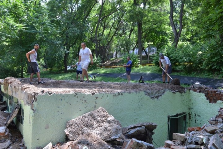 Se vor instala felinare, va fi construit un teren de fotbal şi unul de fitness. Lucrările de renovare a Parcului Alunelu, în toi (FOTO)