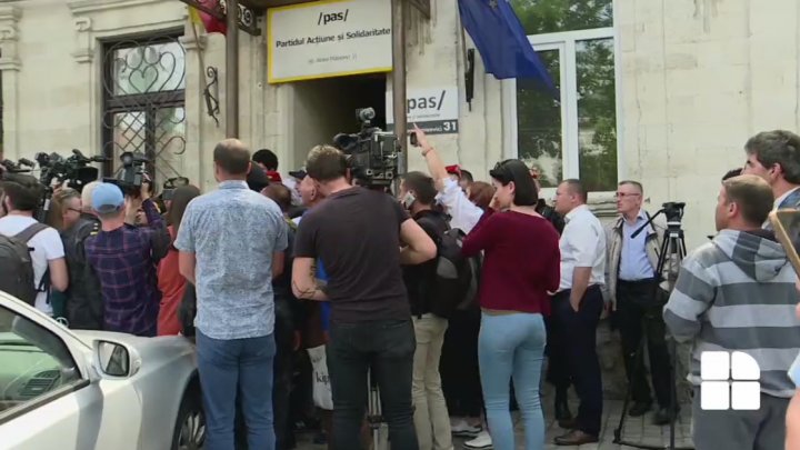 MOBILIZARE la sediul PAS. Unioniştii s-au adunat pentru a protesta faţă de decizia partidului condus de Maia Sandu (FOTO) 