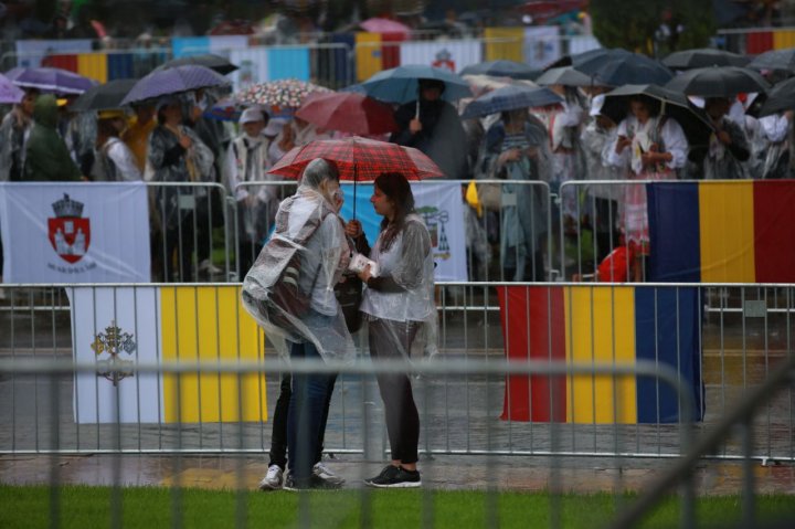 Vreme rea la Iași, acolo unde este așteptat Papa. Plouă cu grindină (FOTO/VIDEO)