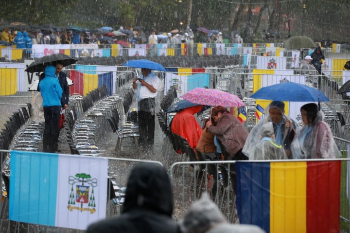 Vreme rea la Iași, acolo unde este așteptat Papa. Plouă cu grindină (FOTO/VIDEO)