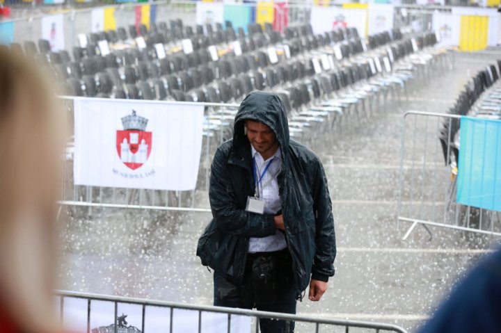 Vreme rea la Iași, acolo unde este așteptat Papa. Plouă cu grindină (FOTO/VIDEO)