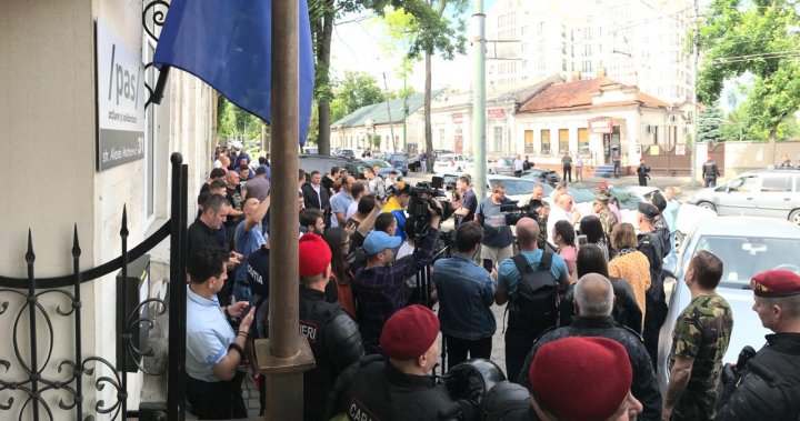 MOBILIZARE la sediul PAS. Unioniştii s-au adunat pentru a protesta faţă de decizia partidului condus de Maia Sandu (FOTO) 