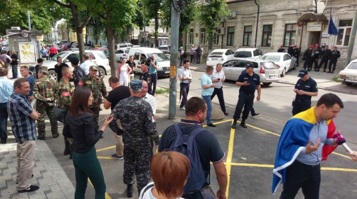 MOBILIZARE la sediul PAS. Unioniştii s-au adunat pentru a protesta faţă de decizia partidului condus de Maia Sandu (FOTO) 